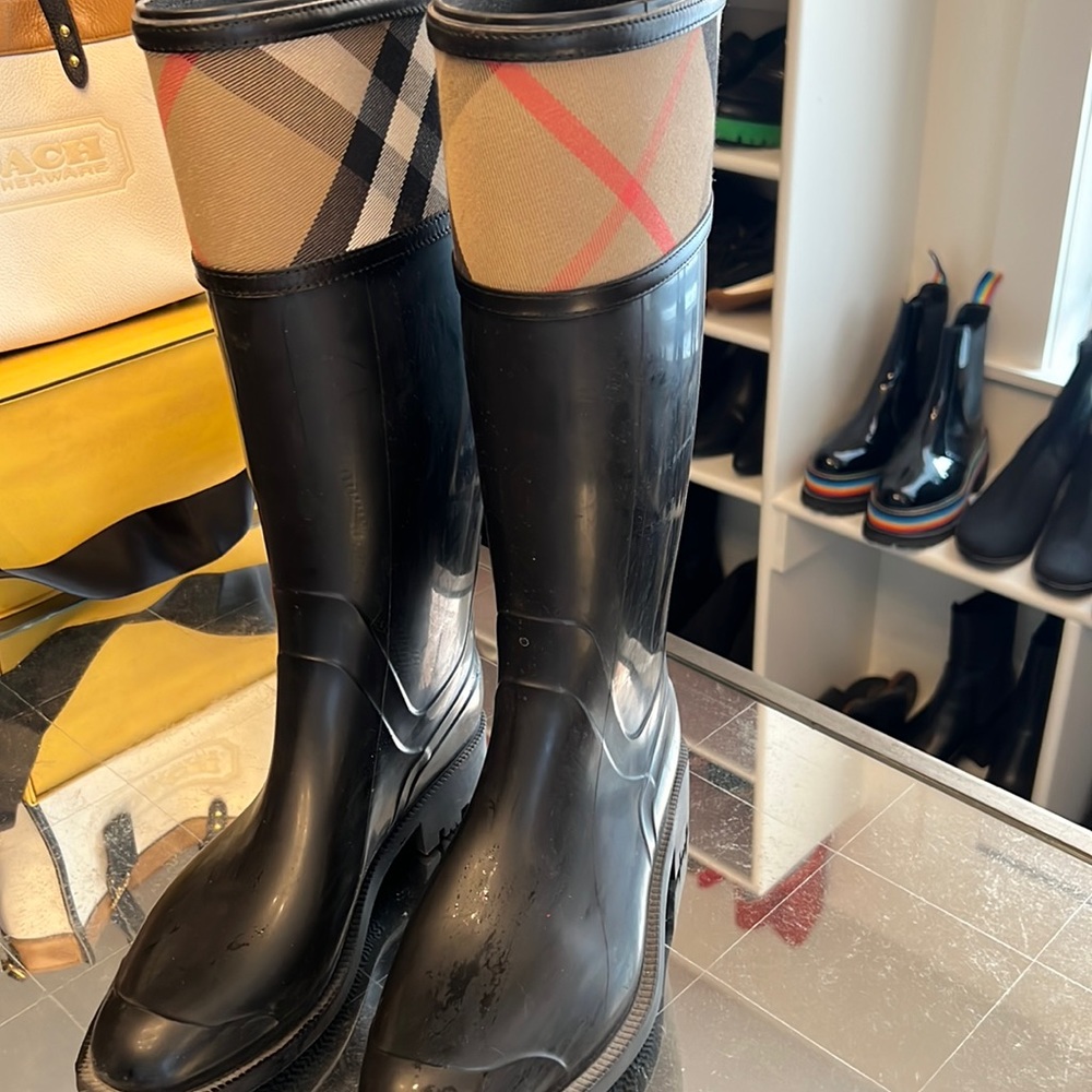 Burberry rain boots size 40